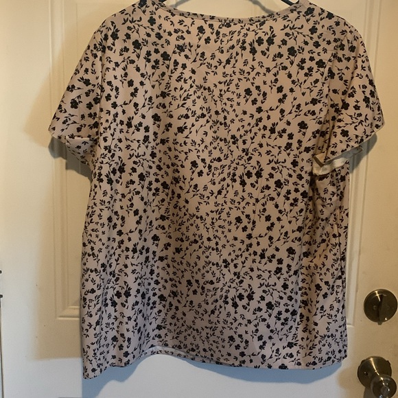 SUPER CUTE 🥰 Tan & Black Floral Print Blouse!! XL - Picture 15 of 16